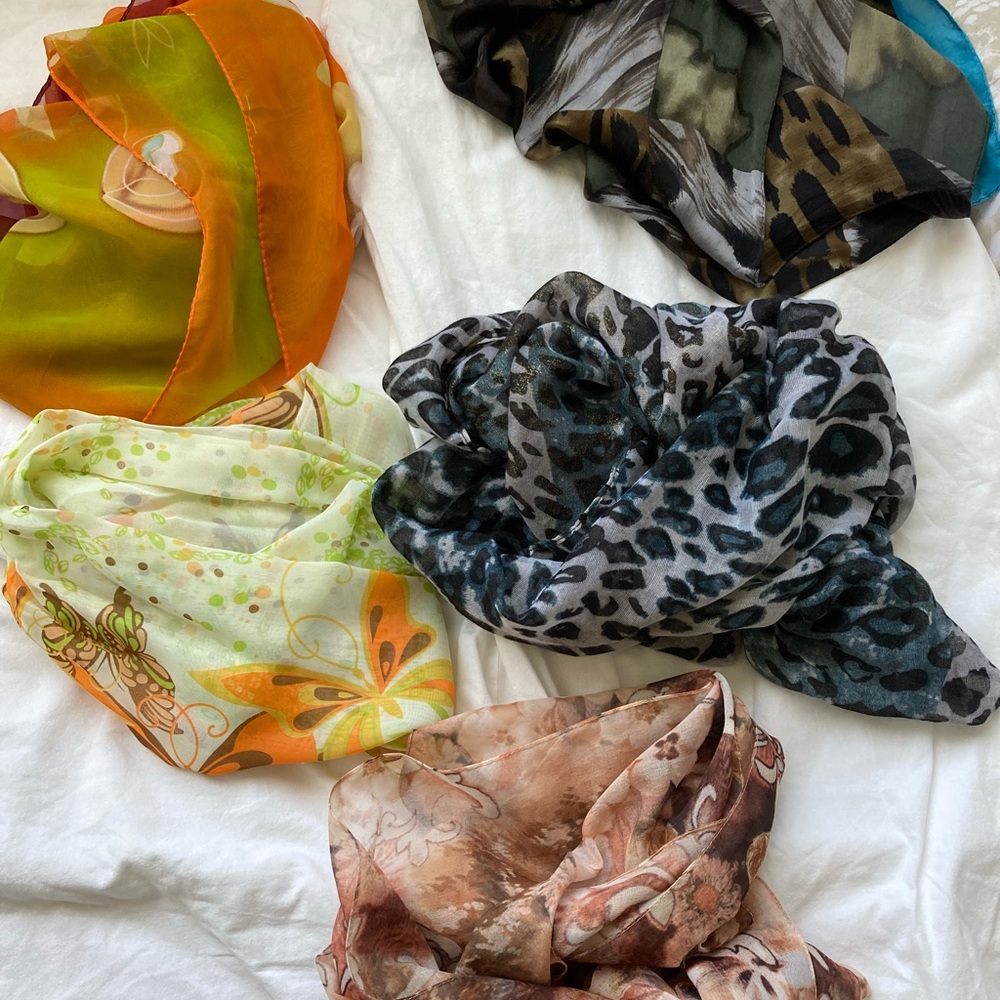 Scarves 5 pieces for a price of one.
